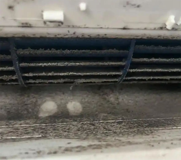 苏尼特右空调吹的风有股烧焦味是怎么回事